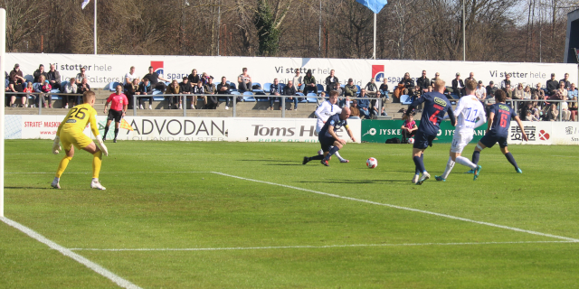 Joachim Rothmann viste flot overblik da han scorede til 1-1 efter 34 minutter på Jacob Trenskows flotte oplæg. 